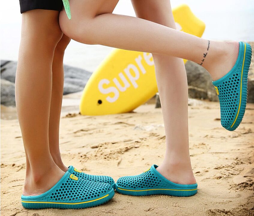Um einer Pilzinfektion vorzubeugen, ist es notwendig, beim Strandspaziergang Hausschuhe zu tragen. 